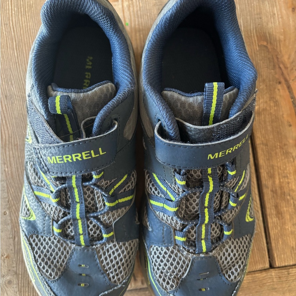 Boys Merrell hiking shoes size 3. Worn twice, EUC.